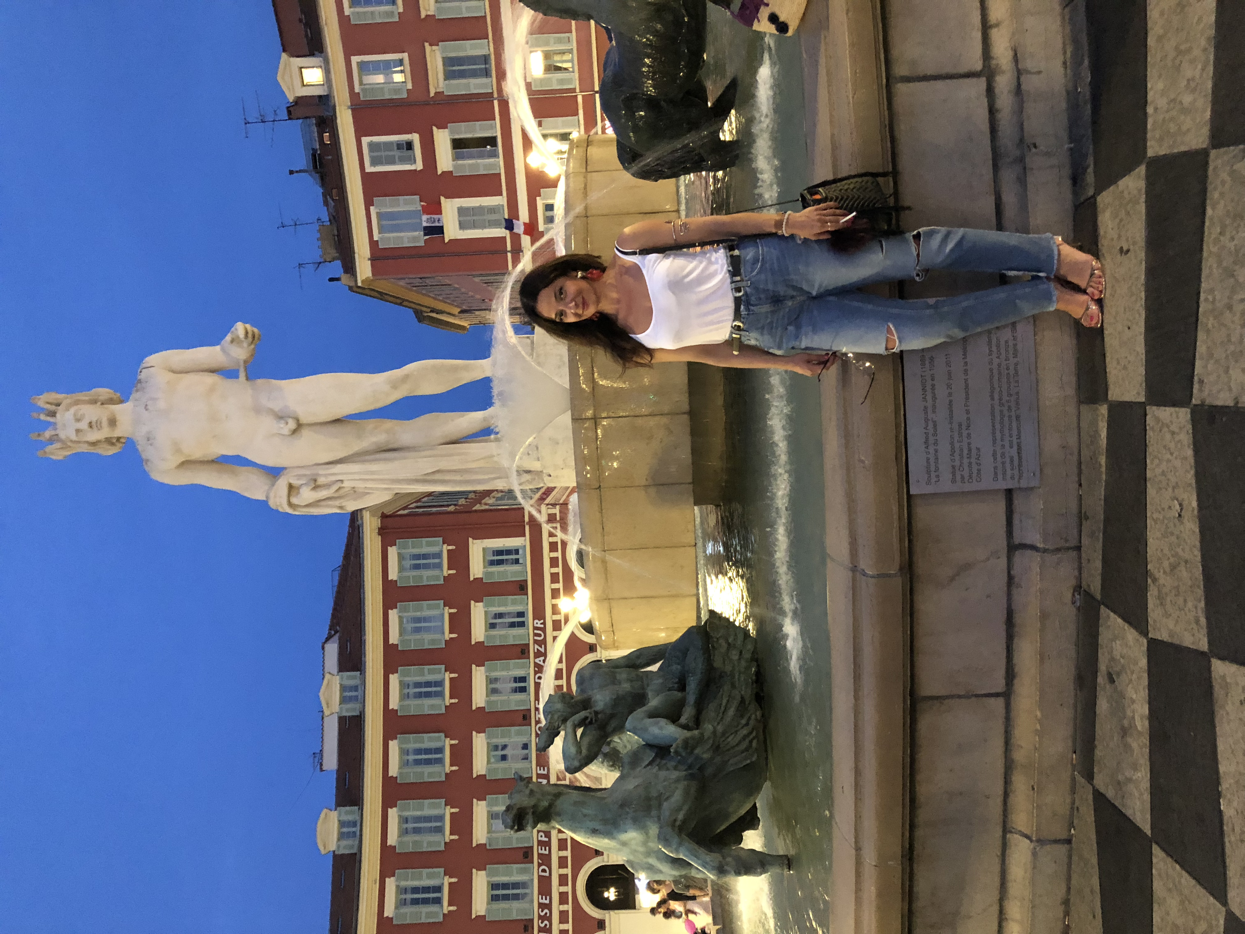 ნიცა — Place Masséna, ღამის შადრევანთან